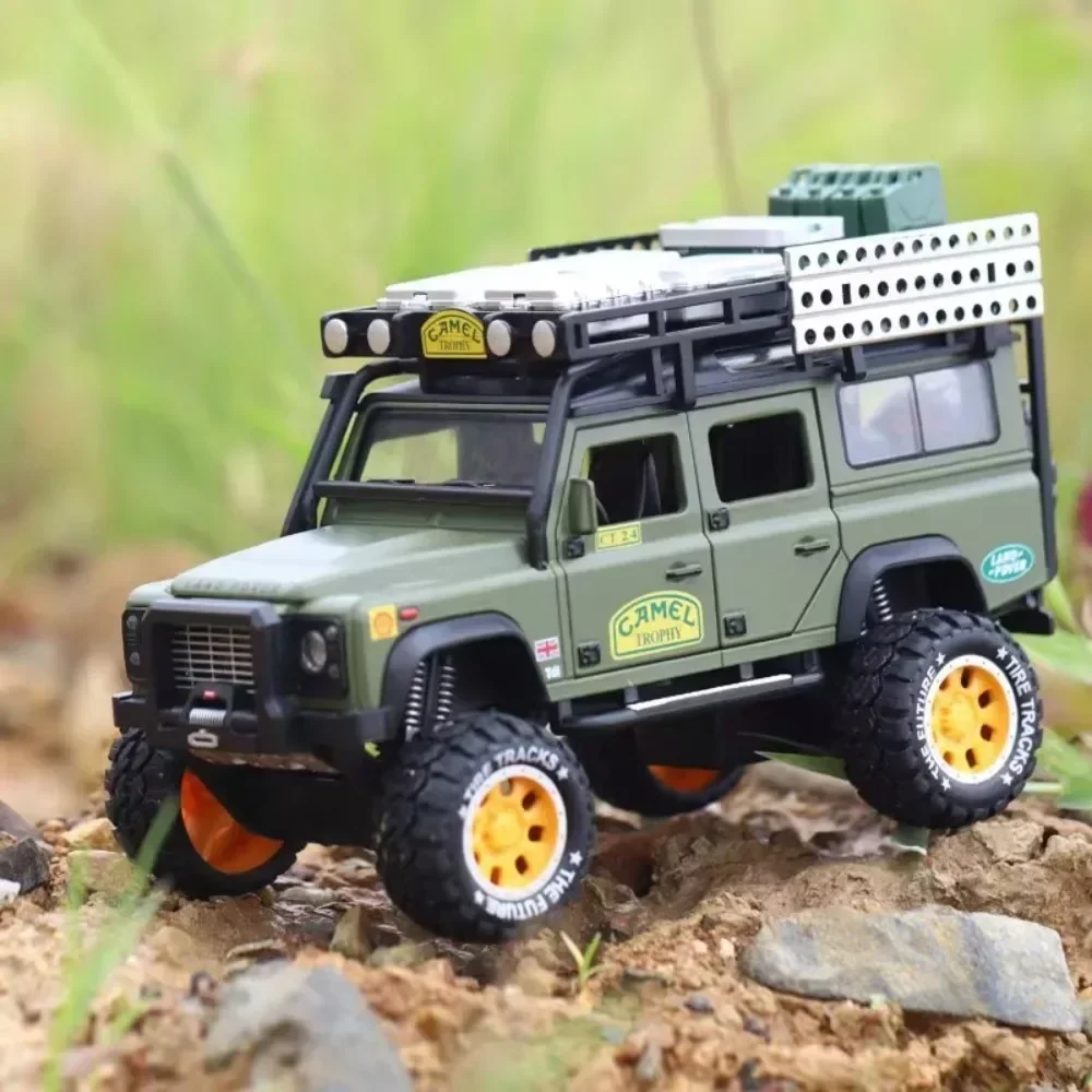 

1/28 Land Rover Defender Car Model Toys Die Cast Alloy Camel Cup SUV Rubber Tires 6 Doors Can Opened Sound Light Toy Decorative