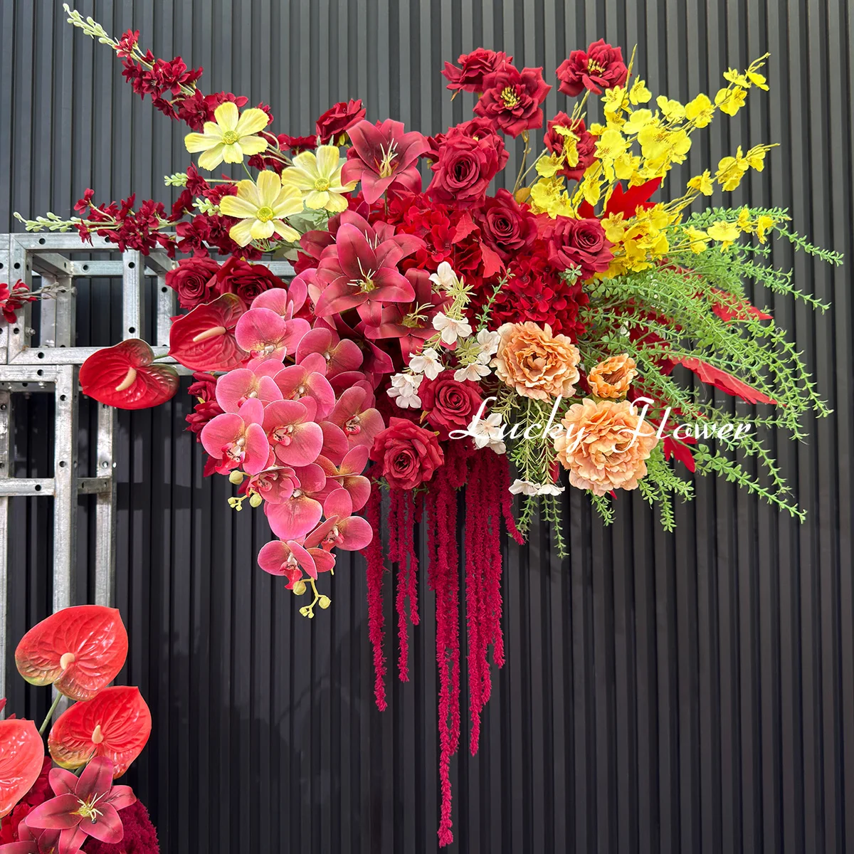 

Красная цветочная композиция, свадебный реквизит, искусственный подвесной цветочный ряд, дорога, свинцовый ряд пола, цветочный фон, украшение, декор для вечеринки