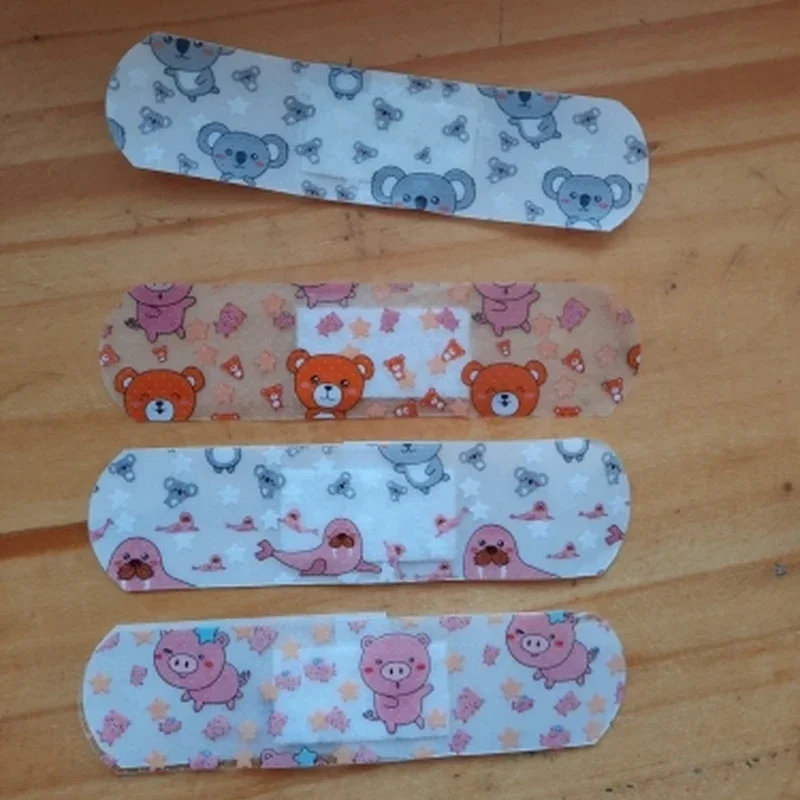 Ataduras adesivas impermeáveis respiráveis para crianças, remendo curvo Band Aid, molho para ferida, estampado bonito dos desenhos animados, 100pcs por lote