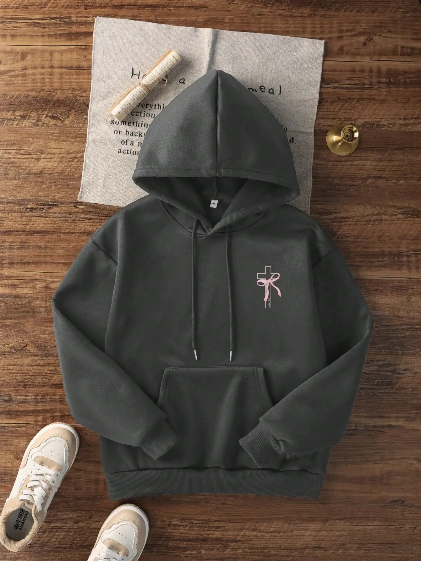 เสื้อฮู้ดทรงหลวมสำหรับผู้หญิง ลายกราฟิกโบว์ไขว้สีชมพู พิมพ์ข้อความจากพระคัมภีร์ยอห์น 3:16 เสื้อสเวตเชิ้ตลำลองสำหรับฤดูหนาว