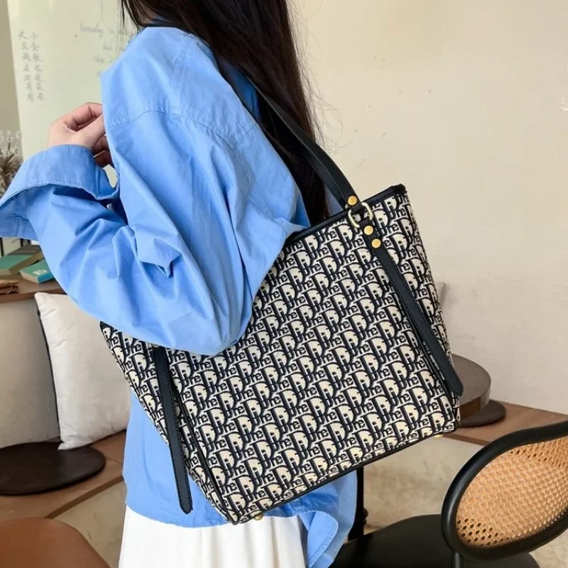 

Высококачественная женская большая сумка большой вместимости 2025, новая модная и модная сумка на одно плечо для поездок на работу и путешествий.