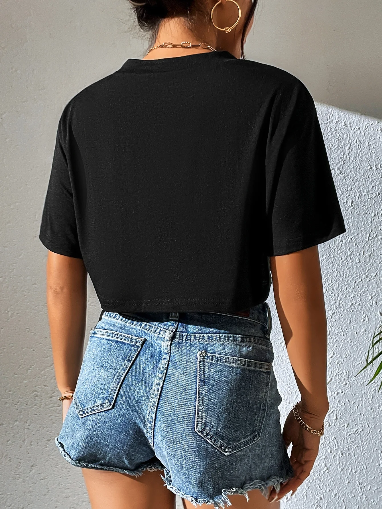 تي شيرت أسود كاجوال بأكمام قصيرة مع نمط وجه مبتسم شيطان صغير لطيف ورقبة محصول