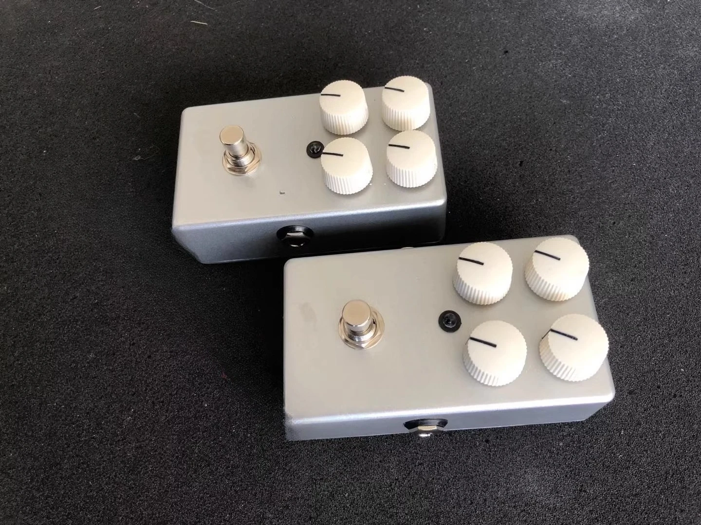 

Fever guitar, overloaded monolithic effects replica