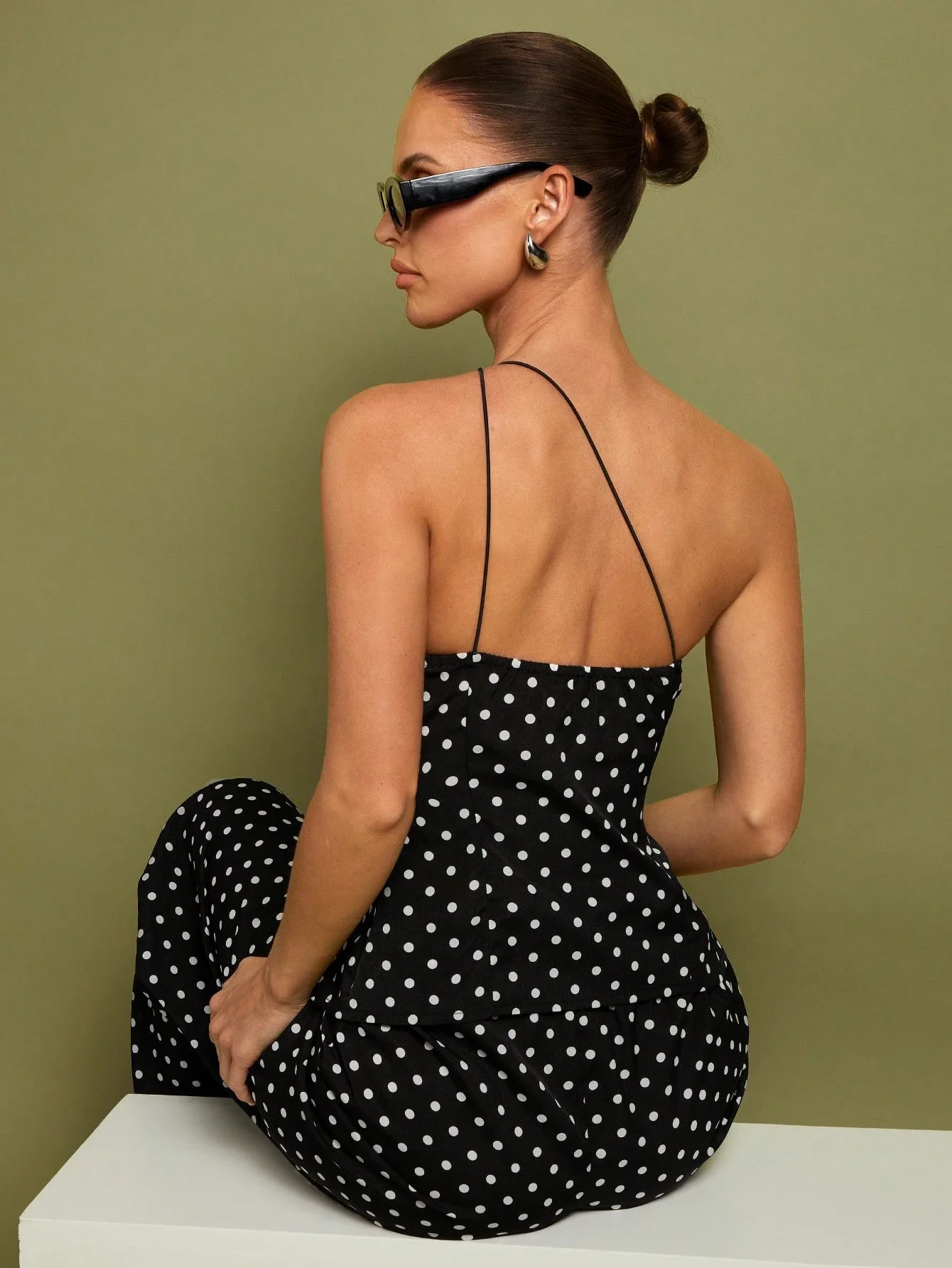 

Комплект из топа с одним рукавом в горошек и брюк с широкими штанинами, повседневный минималистичный женский наряд