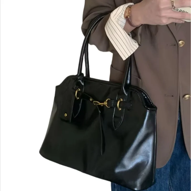 

New retro large capacity texture versatile, simple and niche design, portable one shoulder tote bag