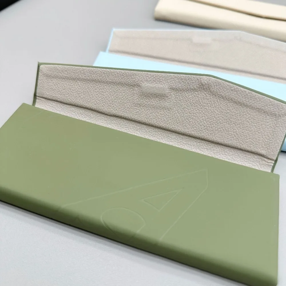 NEU 2026 Tragbares Retro Faltbares Brillenetui Minimalistische Leder-Sonnenbrillen-Aufbewahrungsbox Dreieckige Brillenschutzhülle – Detail 5