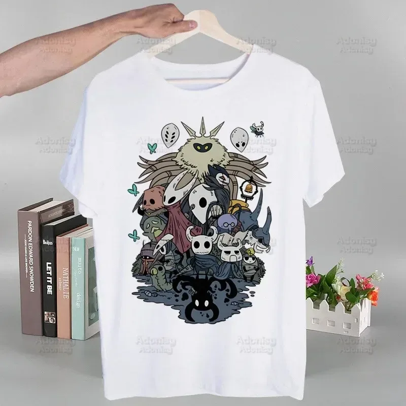 Hollow Knight Full Character Ensemble T-Shirt: Weiße Basis mit handgezeichnetem Kernstil und unterstützendem Character Design Fan Merch