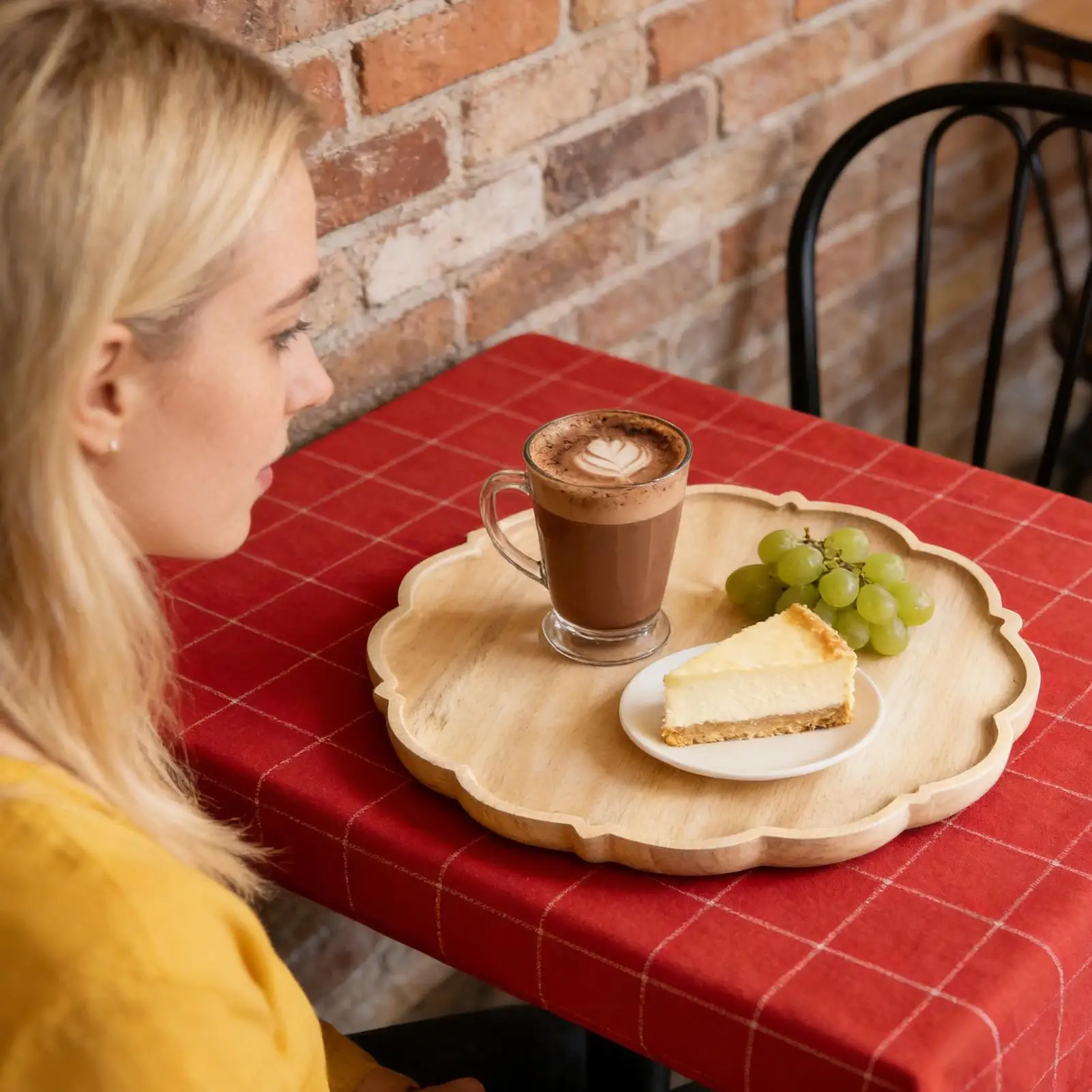 

Wood Tray Flower Shape Decorative Food Platter Wooden Breakfast Platter For Home Living Room Table Cafe Patio BBQ Breakfast