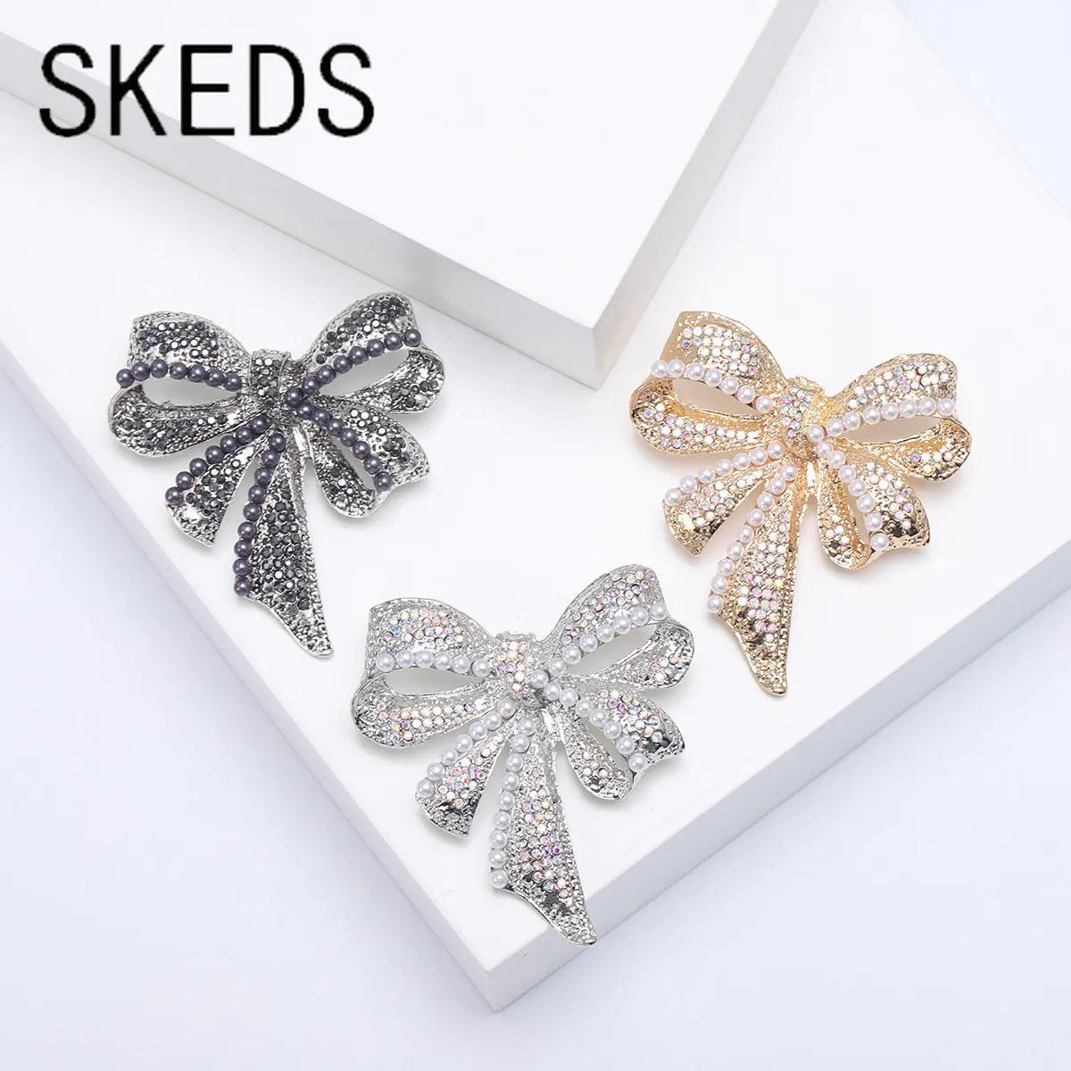 SKEDS Mode Frauen Bowknot Perle Kristall Abzeichen Klassische Metall Strass Bogen Pins Für Dame Party Hochzeit Geometrie Broschen Pins