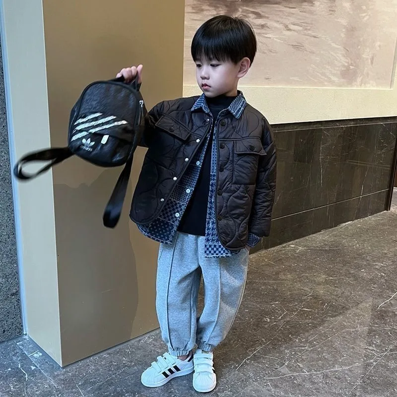 

Зимняя хлопковая куртка для мальчиков, новинка 2025 года, детский повседневный комплект из двух предметов с воротником рубашки и хлопковой курткой, красивый модный топ