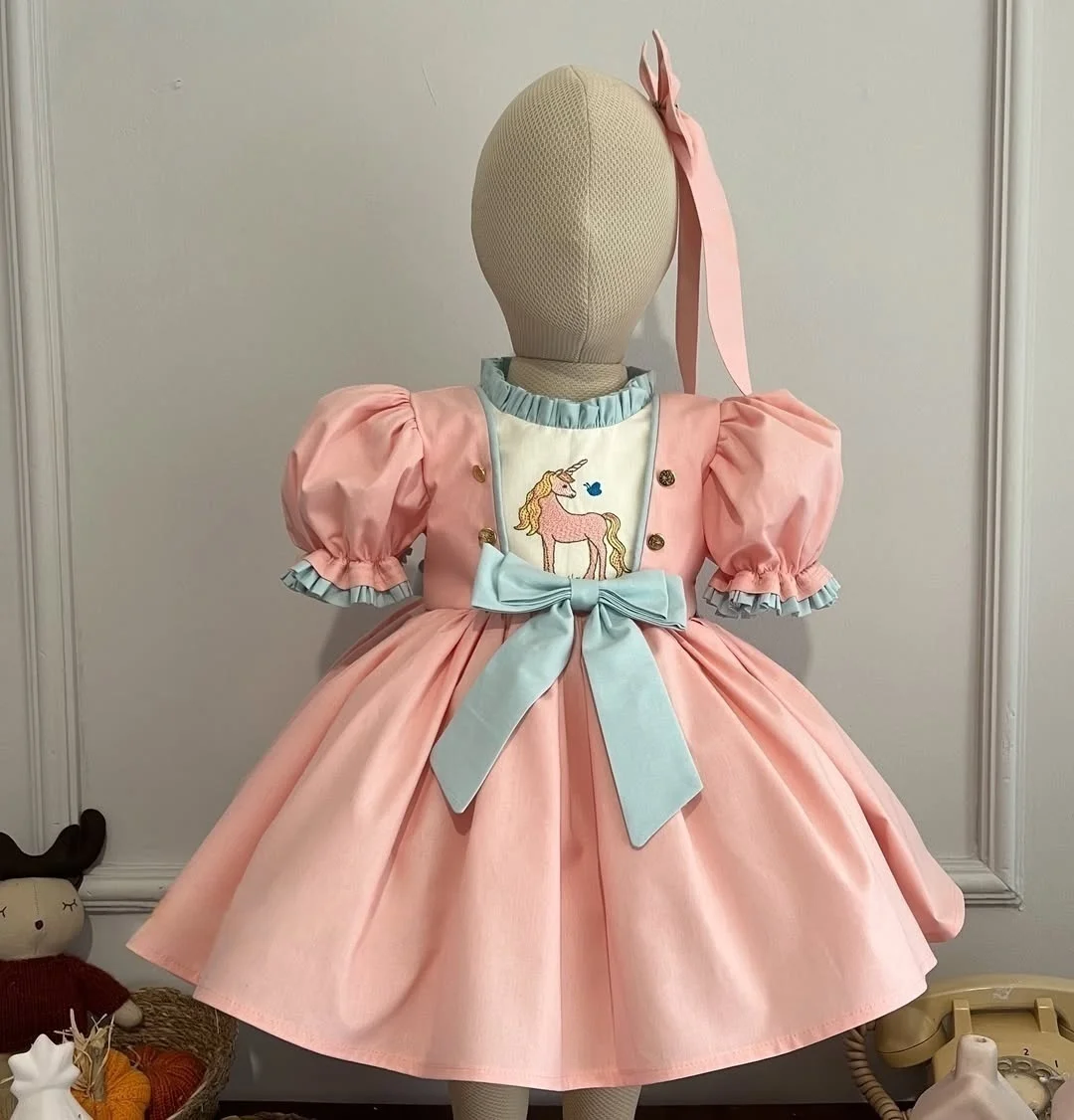 abito-estivo-da-bambina-a-maniche-corte-in-cotone-rosa-con-ricamo-unicorno-per-feste-di-compleanno-e-servizi-fotografici-b577