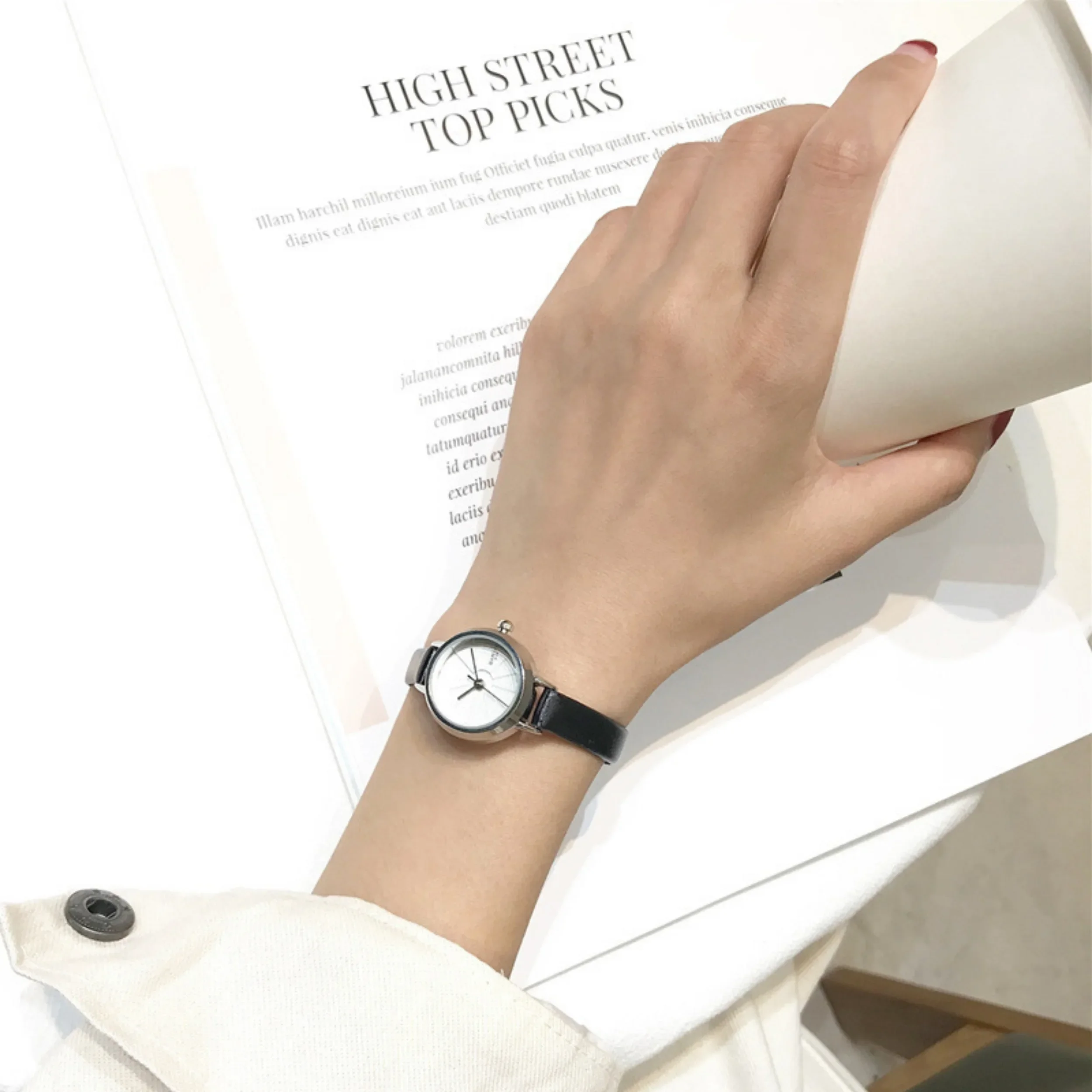 Neue Mode Studenten Uhren für Frauen Einfache Kleine Retro Leder Kleine Runde Zifferblatt Hohe Qualität Quarz Armbanduhren Einfarbig