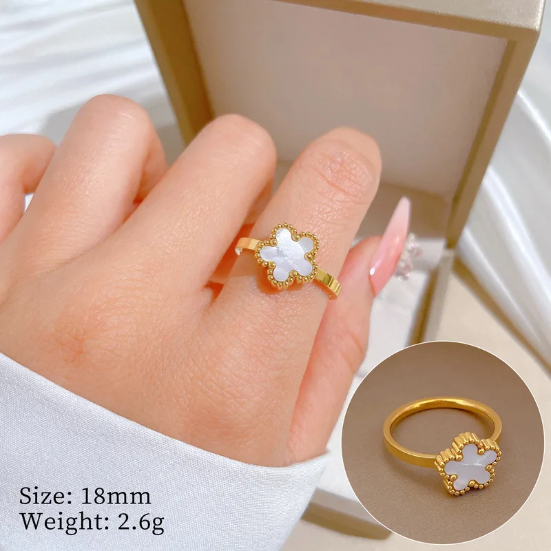 Edelstahl-Interlock-Ring mit zweifarbigen Zirkoneinlagen für Damen, trendiger stapelbarer Gold-Silber-Kontrast-Fingerschmuck als Geschenk – Detail 3