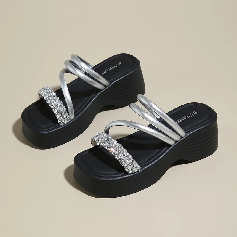 

CRLAYDK сандалии на танкетке для женщин, удобные повседневные прогулочные пляжные шлепанцы со стразами, женские уличные домашние тапочки на платформе
