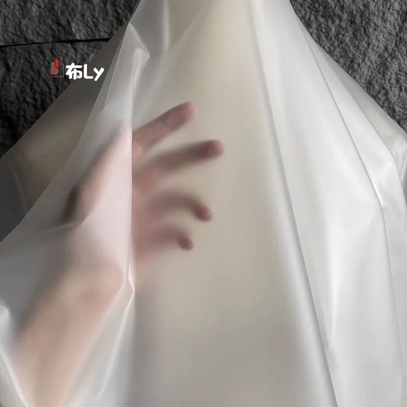 

Белая матовая ткань из ТПУ, полупрозрачная, для плащей, сумок, пальто, креативного переосмысления и дизайнерской одежды своими руками