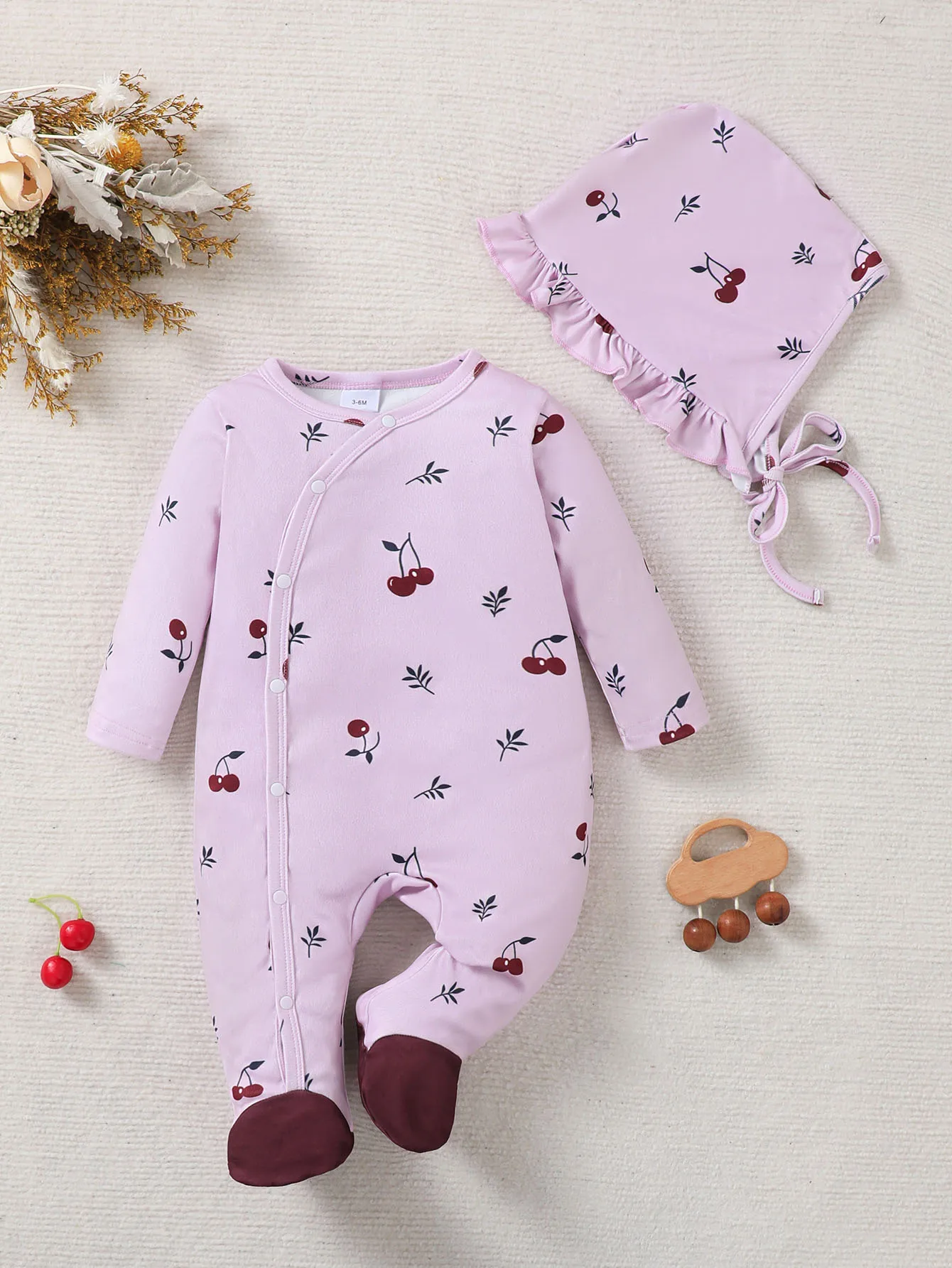 

Spring Autumn Baby Girl Cherry Pattern Printed round Neck Long Sleeve Snap Button Romper with Ruffle Trim Cute Hat Two-Piece Set