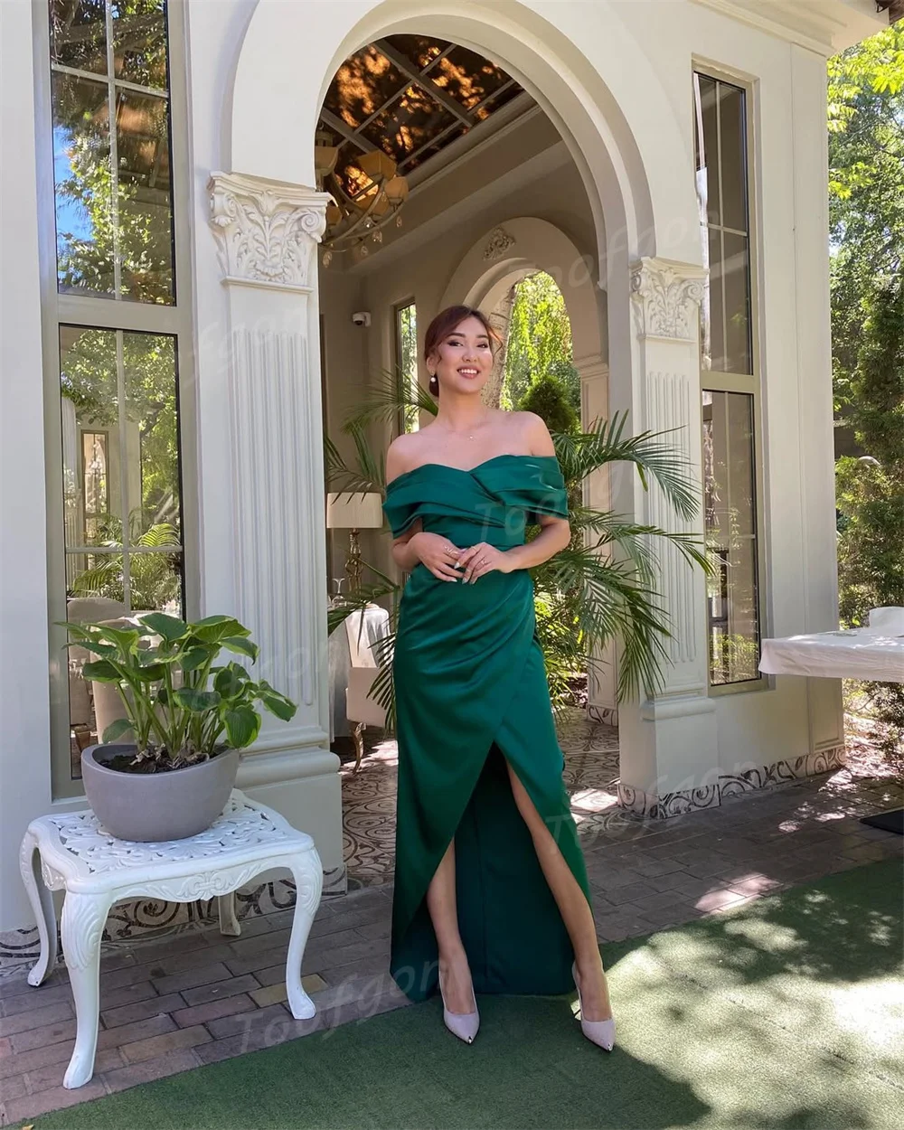 Toofgon فساتين الحفلات المسائية باللون الأخضر الداكن طيات من الساتان بدون أكتاف فستان سهرة للمشاهير والحفلات الراقصة بفتحة جانبية للحفلات الليلية حسب الطلب