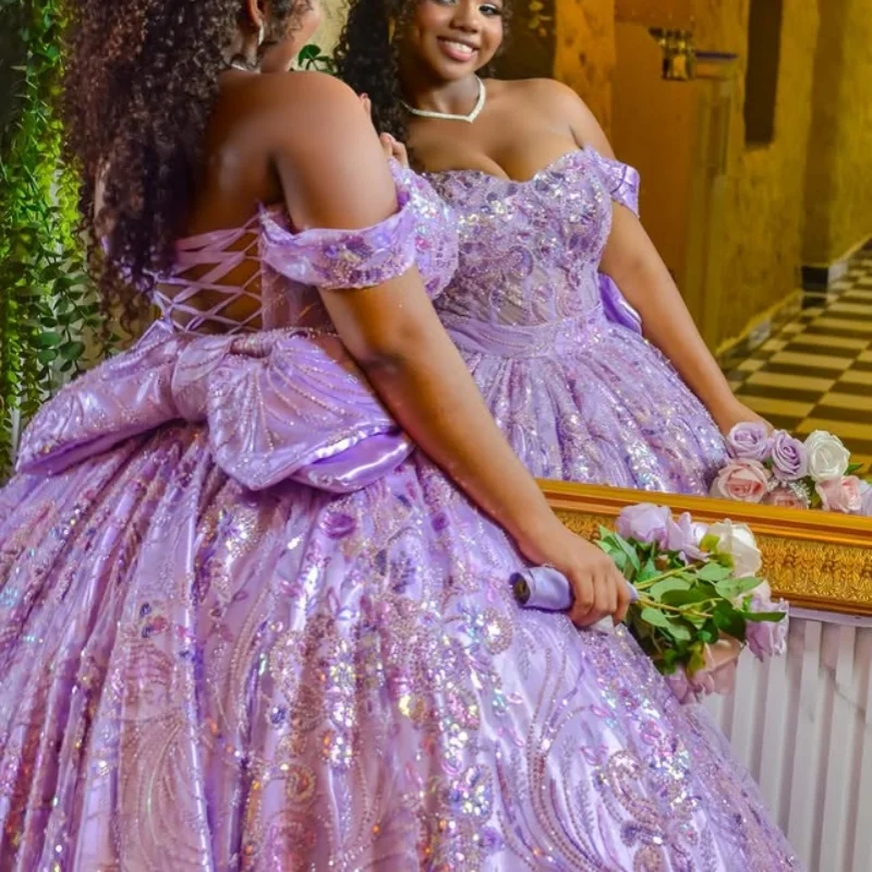 فستان Quinceanera أرجواني مكشوف الأكتاف من الدانتيل اللامع بفيونكة طويلة وذيل طويل فيستدوس دي 15 Quinceanera ﻿ تخصيص