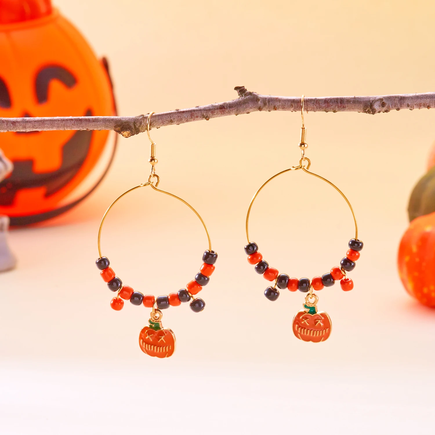 Design Sense Halloween-Kürbis-Katzen-Ohrringe für Frauen, übertriebene Reisperlen, großer Kreis, Creolen, festlicher Party-Schmuck – Detail 12