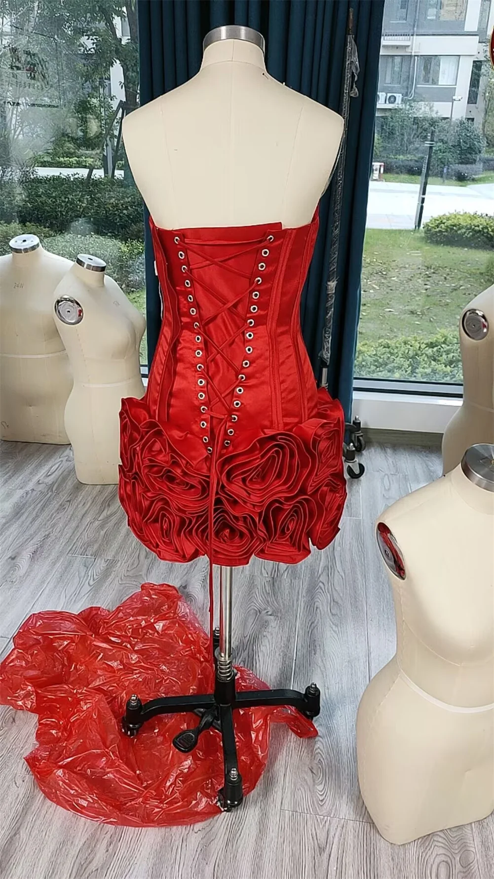 فساتين حفلات كوكوتيل بطبقات مخصصة مكشكشة بحافة فساتين حفلات مثيرة بدون حملات للوطن فساتين قصيرة مكشوفة الكتف من الساتان Bodycon