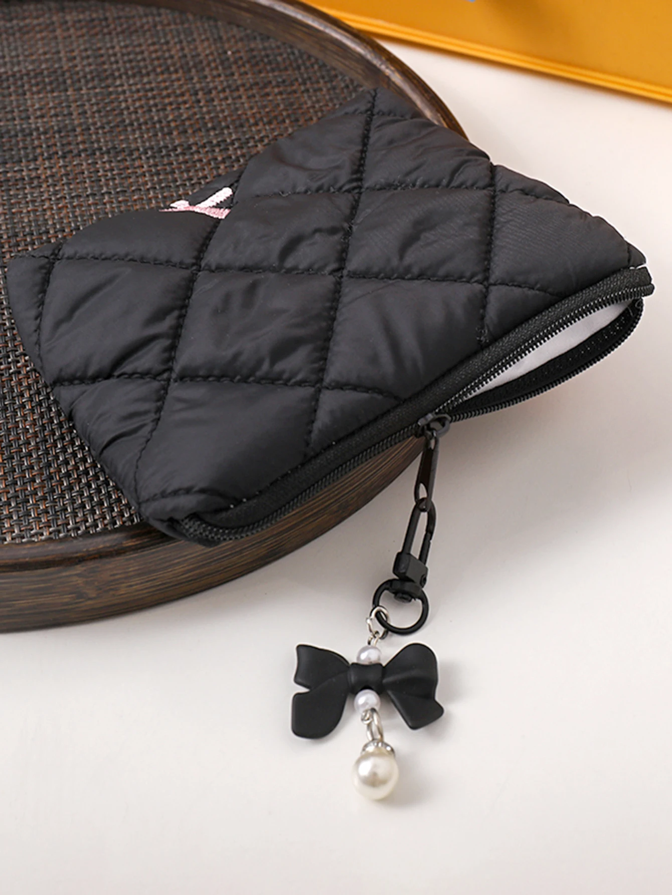 Gesteppte Schleifen-Make-up-Tasche, tragbare Reisetasche für Lippenstift, Kopfhörer und Kleinteile, exquisite Handtasche – Detail 9