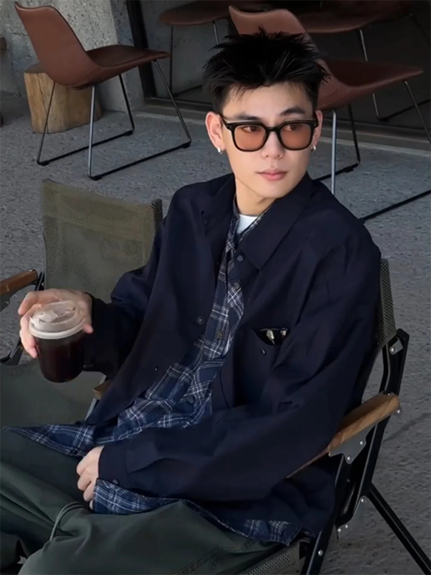 

Мужская осенняя куртка в кобальтово-синюю клетку с дизайнерскими вставками, воротником-стойкой, в стиле пэчворк, для работы и повседневной носки