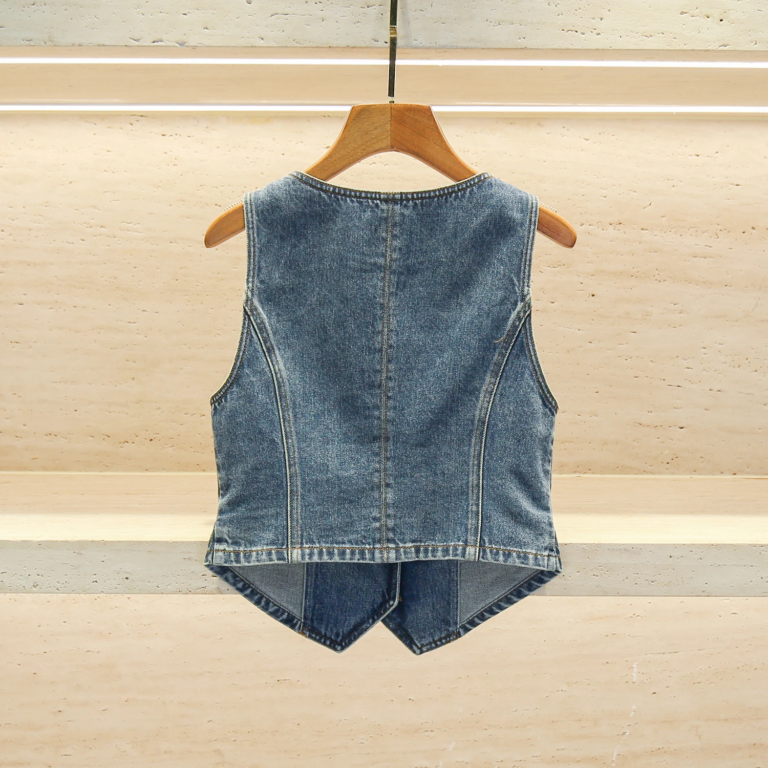 Haut de gamme pour femmes ort V-Ne coeur bouton Denim gilet haut été 2025 à la mode pour les déplacements Sle couleur Pure disponible dans d'autres compagnies...