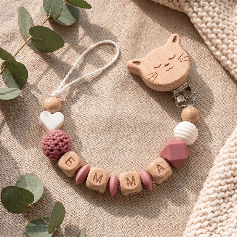 2026 Gepersonaliseerde Baby Fopspeen Clip Aangepaste Naam Houten Dummy Ketting Siliconen Bijtringhouder BPA Gratis Kraamcadeau