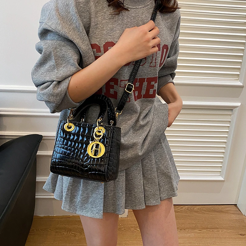 حقيبة يد جلدية ذات علامة تجارية فاخرة للنساء حقيبة كتف كروس أنيقة ومحفظة مكتب للسيدات