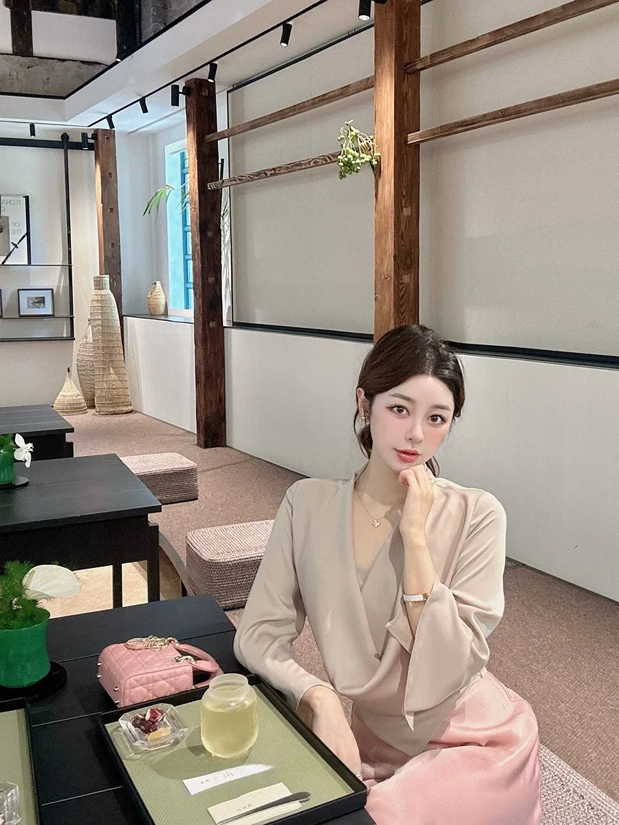 

CCZEE Champagne Paris Satin Adjustable Strap Vest Women's Loose V-neck Swing Collar Top Two-piece Set Commute Style Long Sleeve