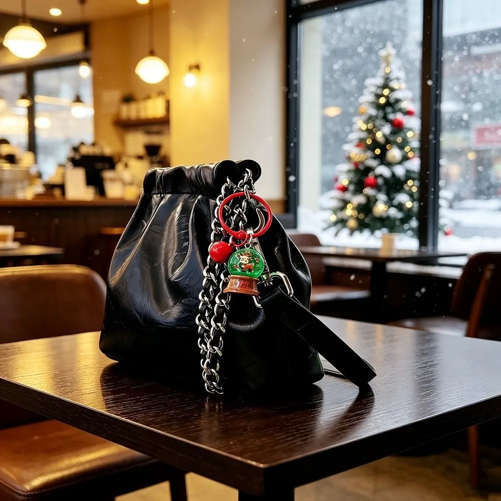 Weihnachtskugel-Schlüsselanhänger aus Harz mit roter Glocke, Miniatur-Szene, Weihnachtsmann-Schlüsselanhänger, lichtbeständig, handgefertigt – Detail 8