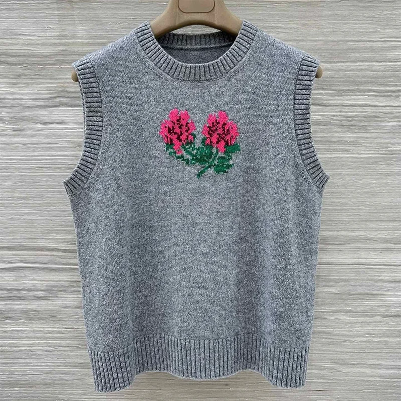 

High quality Chinese style floral knitted pattern women's undergarment vest sweater new 2025 female clothes 25122420