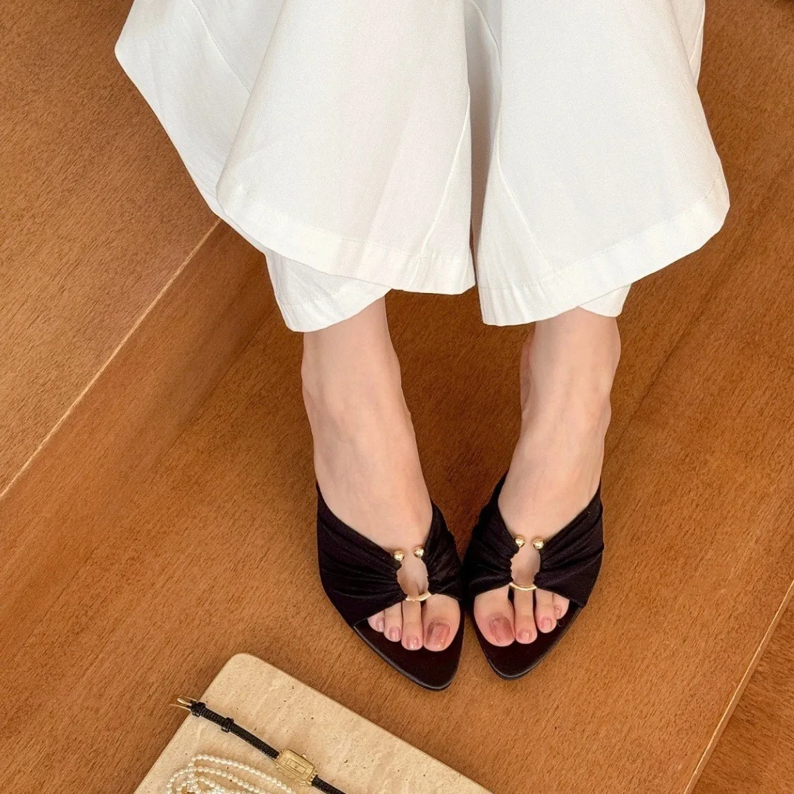 الرجعية الفرنسية! كعب عالي بإبزيم معدني مدبب بلون القهوة للنساء، صنادل صيفية للنساء في عام 2025