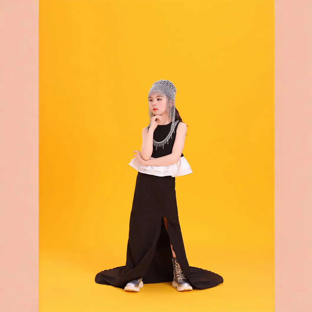 Big Player Girl Hepburn Style Black Sequined Runway Catwalk Suit Simple Wind Car Model Fishtail Skirt Performance Suit Studio view 3