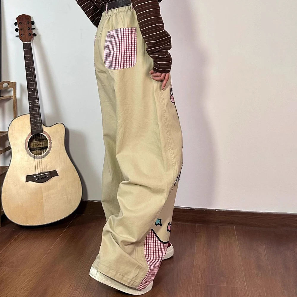 กางเกงยีนส์ลายการ์ตูน Hello Kitty สไตล์ยุค Y2K ปักลายแบบเรโทร ตัดต่อผ้า สำหรับผู้หญิง ไซส์ใหญ่ รุ่นใหม่ล่าสุดสำหรับฤดูใบไม้ร่วง กางเกงขายาวทรงหลวมขาบานสำหรับสาวๆ