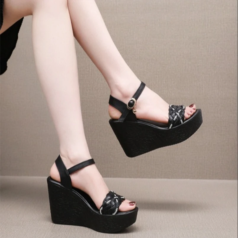 

Легкие удобные летние женские сандалии 2025 года, сандалии на танкетке на толстой подошве, новые римские сандалии из воловьей кожи со стразами, большой размер