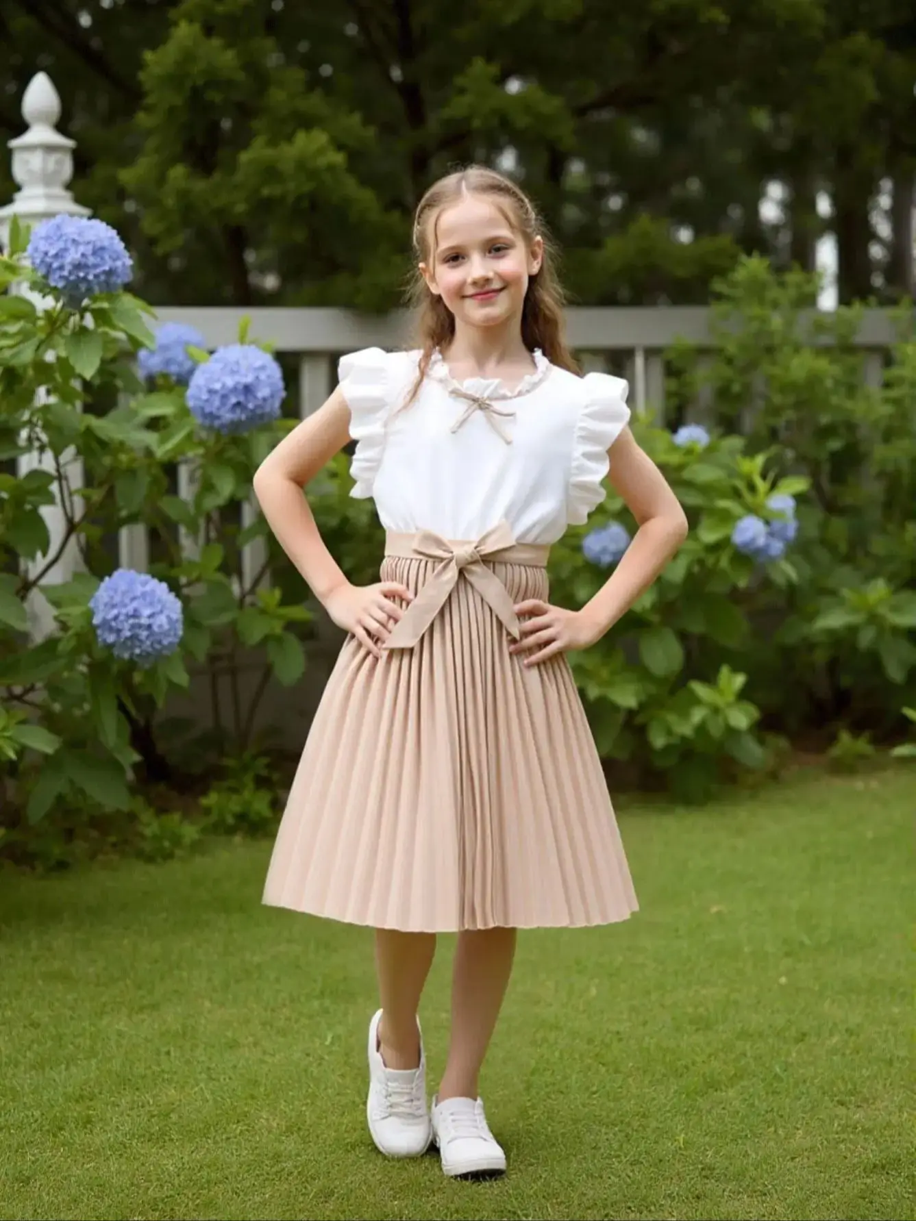 Süßes und elegantes Kleid mit Spitzenkragen und fließenden Ärmeln für Mädchen im Alter von 4 bis 13 Jahren, mit plissiertem Rock und Gürtel, ideal für den Sommer. – Detail 1