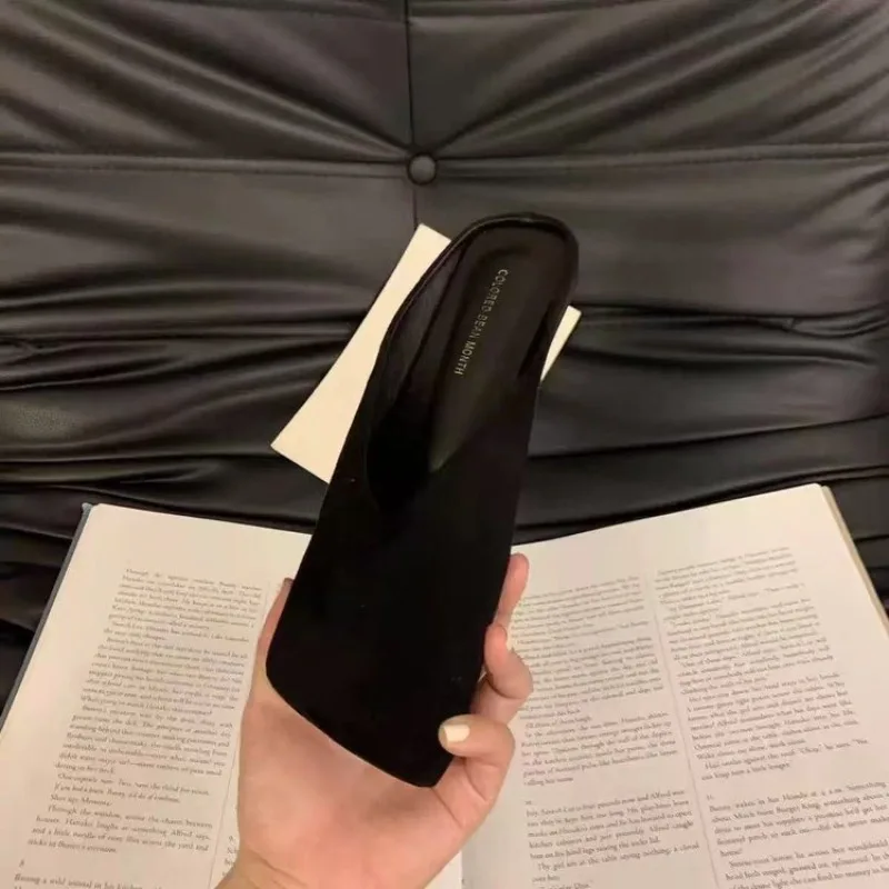 Baotou Halbe Hausschuhe für Damen, 2025, Frühling und Herbst, neuer Stil, kleiner quadratischer Kopf, flacher Mund, Samt, weicher Boden, modische flache Schuhe