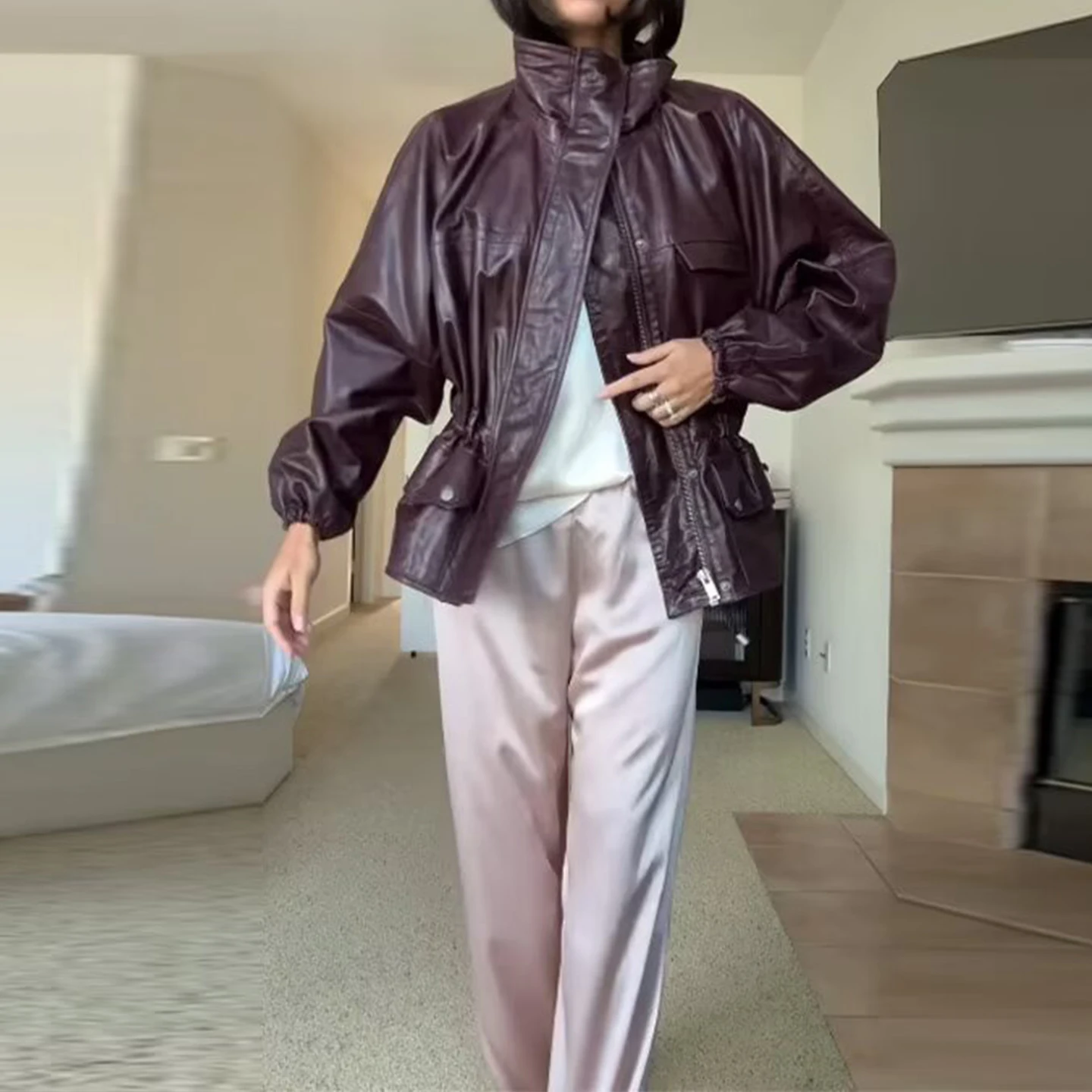 Jaqueta de Couro Casual Fena da Moda Outono 2025 Simples Versátil Moderna com Zíper Manga Longa Gola Alta