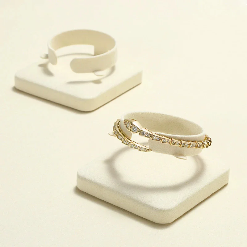 Stojak na biżuterię, cały beżowy, z mikrofibry, ekspozytor na naszyjniki, pierścionki, rekwizyty do ekspozycji biżuterii, ekskluzywne rekwizyty wystawiennicze, dowolna kombinacja.