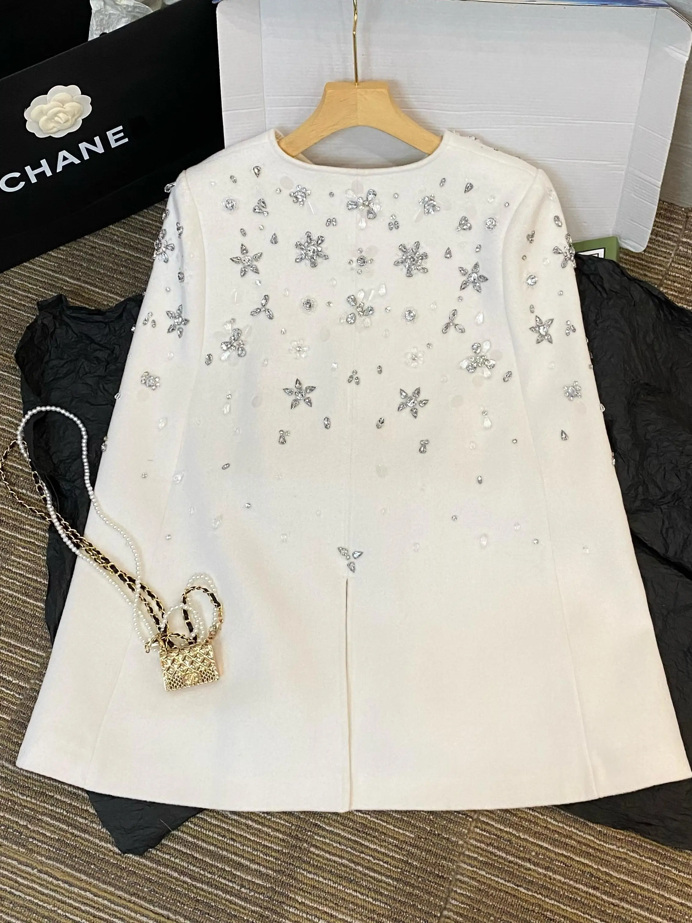 Exquisite Beadings Woolen Cape Coat For Women Fall And Winter 2025 Celebrity Casual Elegant Shawl Outwear Cloak White Black