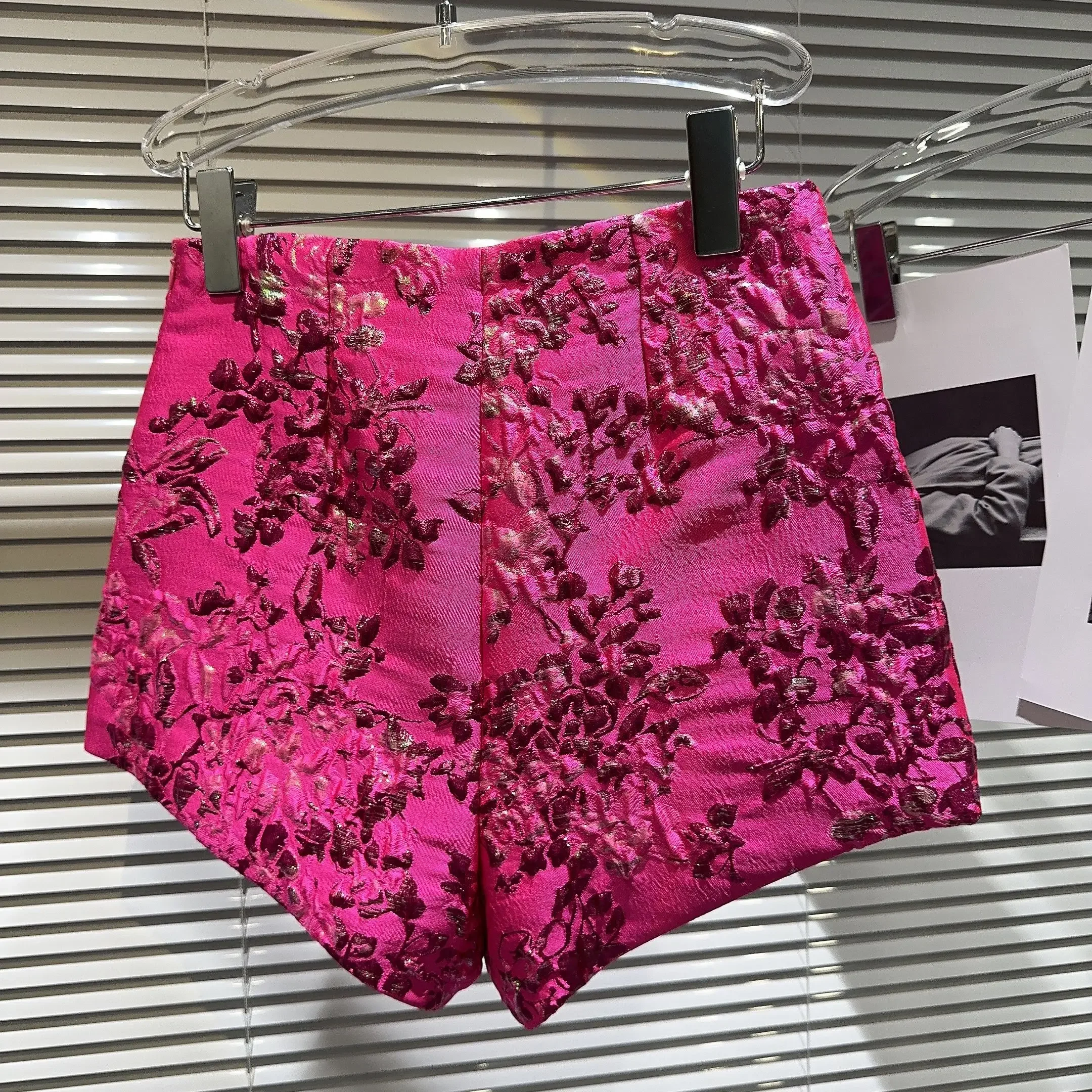 Pantaloncini bottino ragazza calda fiore di indentazione tridimensionale alla moda 2023 primavera autunno nuovi pantaloncini neri a vita alta per le