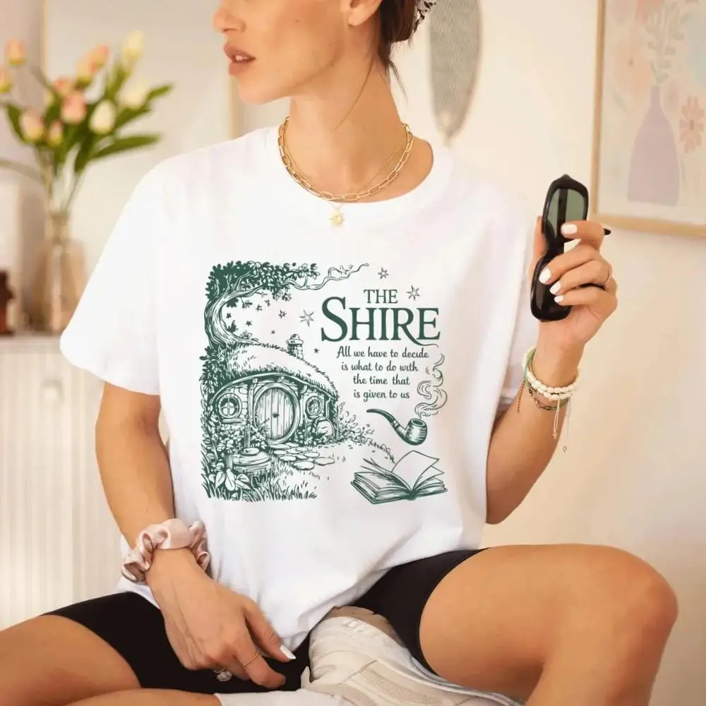 قميص The Dice Giveth and Taketh Away، تي شيرت RPG مضحك على سطح الطاولة، تي شيرت Hobbiton Fantasy Landscape، قميص DND Gamer Meme، قميص TTRPG The Shirt