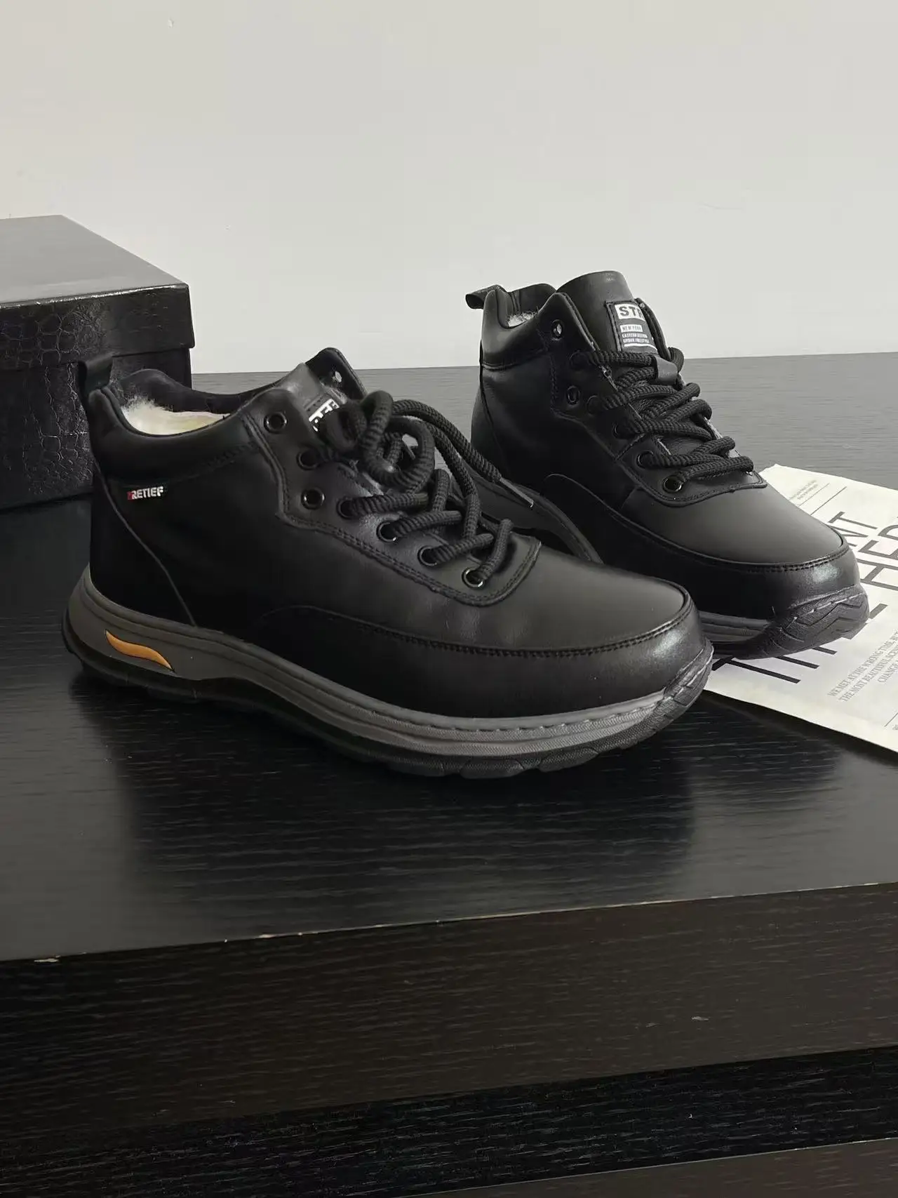 

Новые мужские зимние повседневные ботинки с высоким верхом, теплые, с мягкой подошвой, противоскользящие, из кожи и шерсти, комфортные, на низком каблуке, с круглым носком