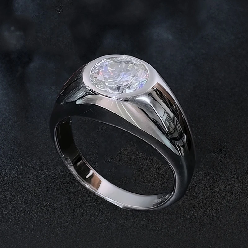 Ein klassischer und trendiger hochwertiger Schmuckring für Männer und Frauen, gefertigt aus 925er Sterlingsilber und mit einem runden Moissanit. – Detail 2