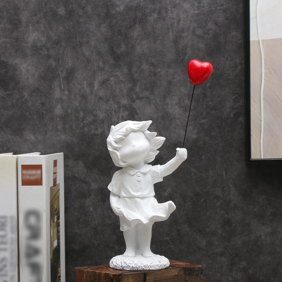 Banksy-Herz-Ballon und fliegendes Mädchen, inspiriertes Kunstwerk, moderne Skulptur, Heimdekoration, Statuendekoration – Detail 3