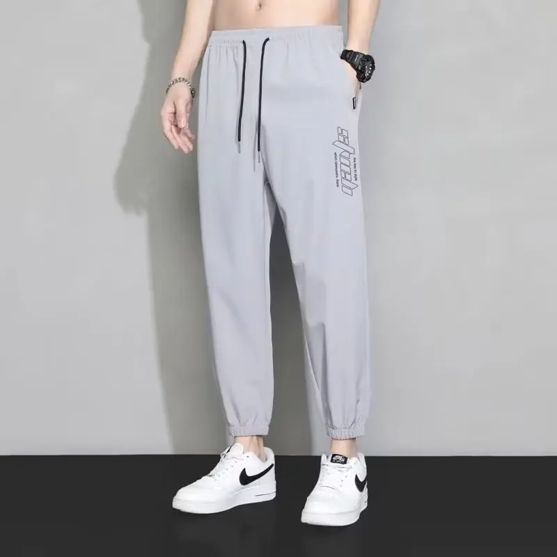 Pantaloni lunghi casual sottili estivi da uomo in seta di ghiaccio Pantaloni sportivi con risvolto allentato Qui Dry Pantaloni sportivi a nove punti Faionable Loose Fit
