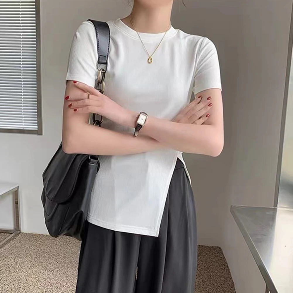 تي شيرت نسائي صيفي قصير الأكمام بلون سادة كاجوال يتميز بفتحة جانبية ومواد مطاطية طفيفة