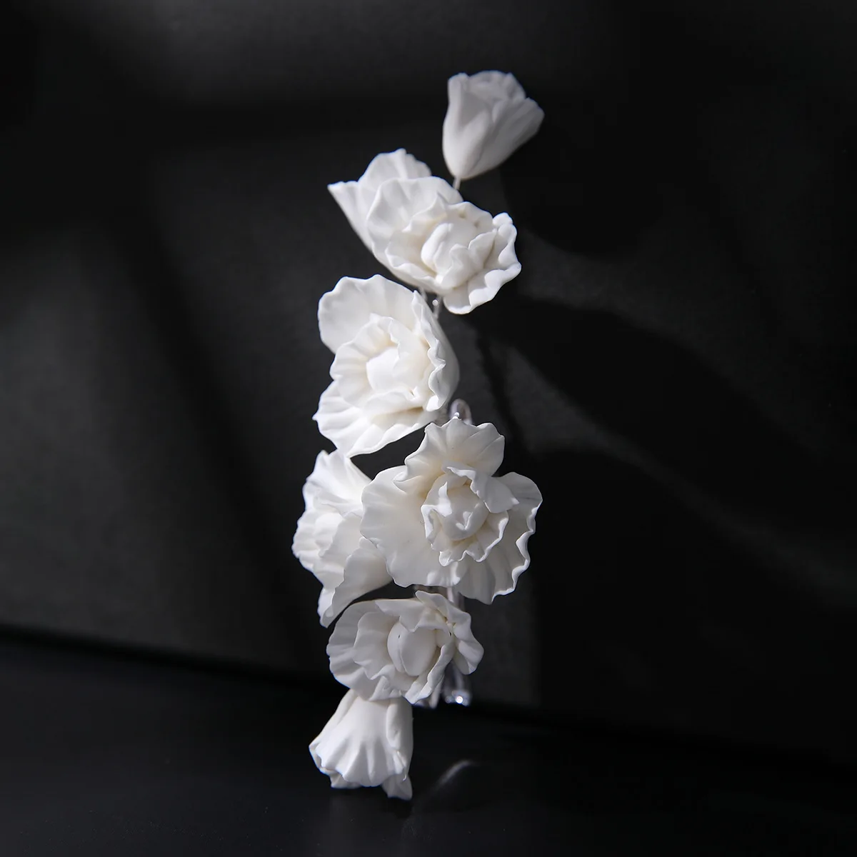 SLBRIDAL Handgefertigte Ins-Style Haarspangen aus Legierung mit Keramikblumen und Kristallen, Braut-Haarschmuck, Hochzeits-Kopfschmuck, Damen-Haaraccessoires – Detail 2