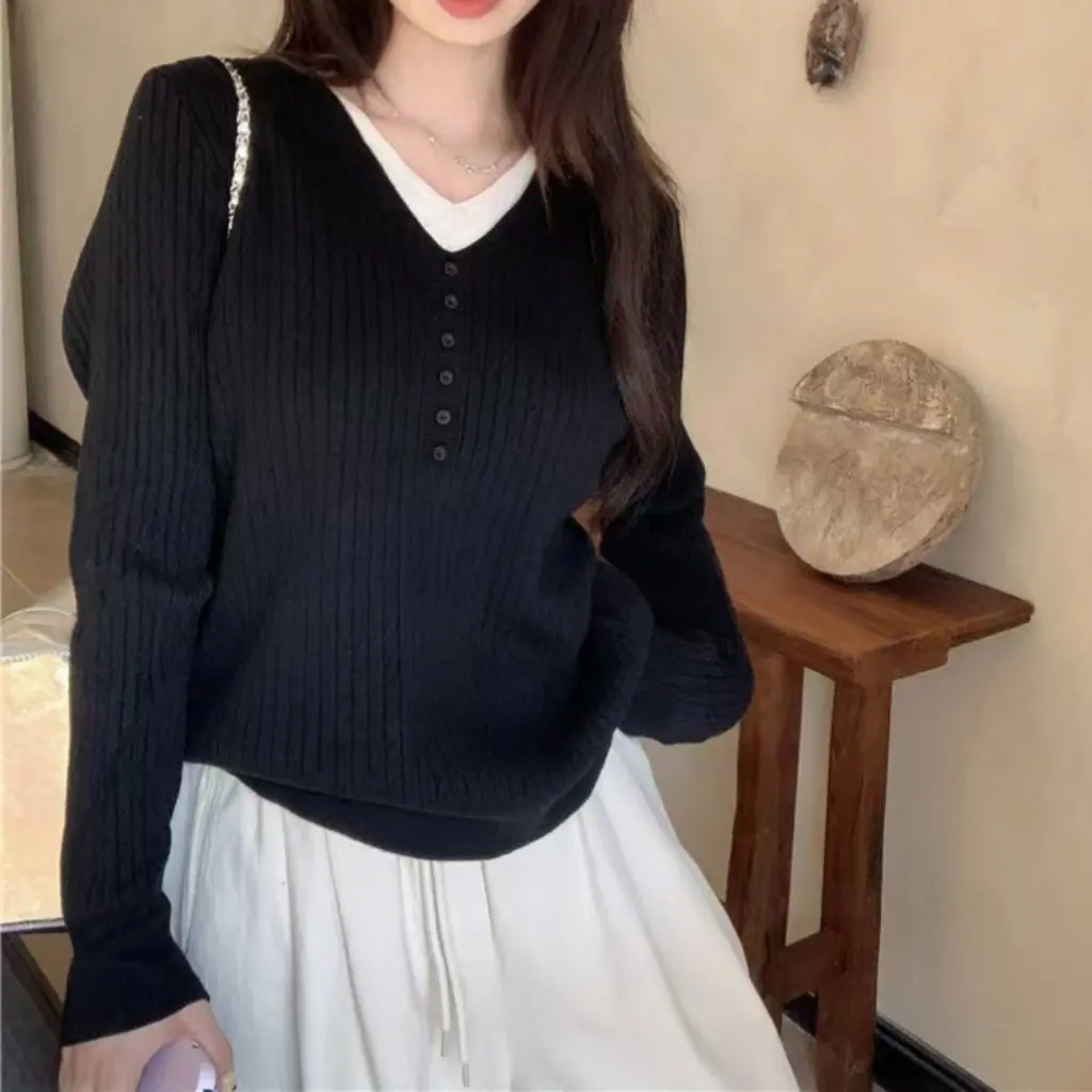 Maglieria a maniche lunghe con scollo a V di design da donna Falso in due pezzi di colore a contrasto Top dimagrante allentato Versatile Inizio autunno Nuovo